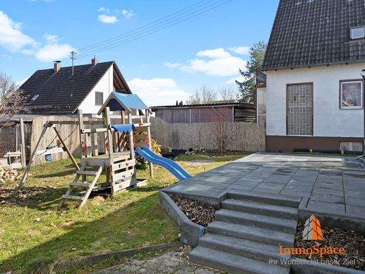 Große Terrasse mit viel Platz für Gartenmöbel