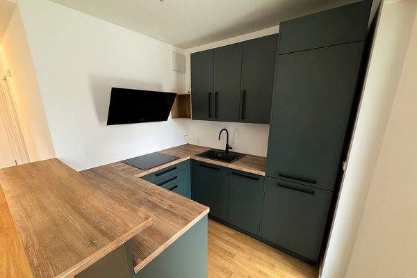 Moderne Küche mit klaren Linien