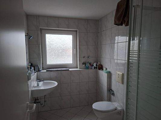 5 Wohnung DG links Bad.jpg