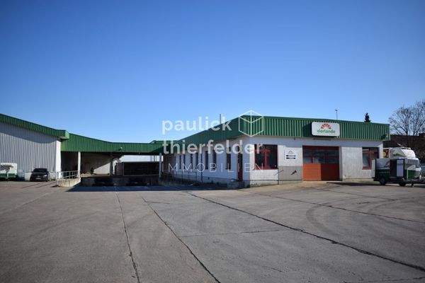 Frontansicht Bürotrakt und überdachte Rampen