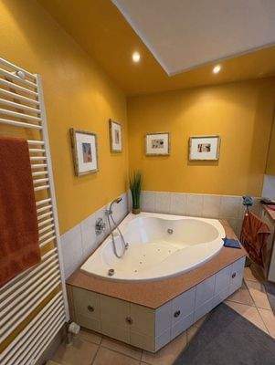 große Wanne, Handtuchhalter ..