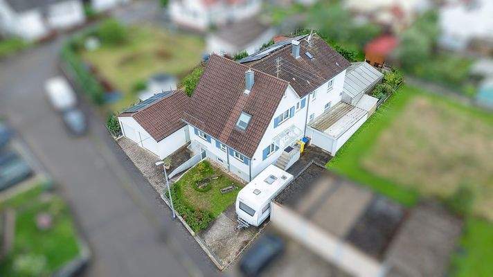 Hausansicht mit Einzelgarage