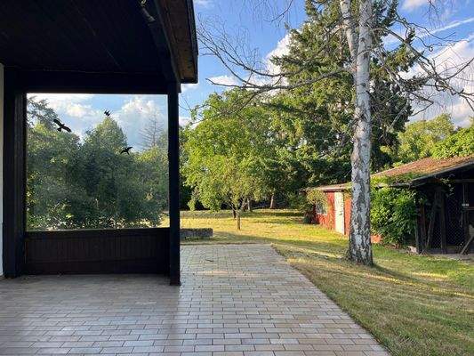 Terrasse mit Blick zu Gartenhaus und Garten