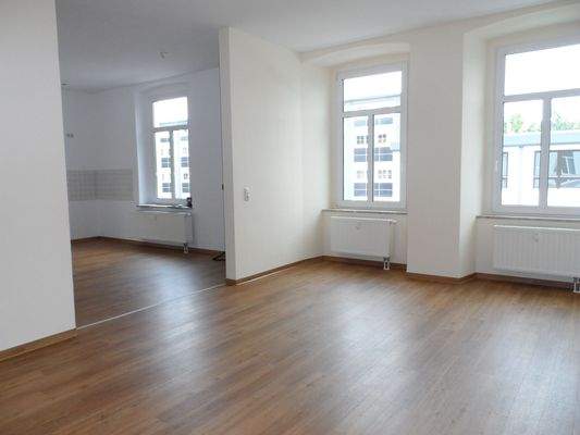 Wohnzimmer mit offener Küche