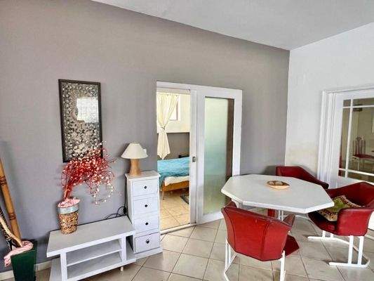 Kreta, Makry Gialos: 4-Zimmer-Erdgeschosswohnung in Strandnähe zu verkaufen