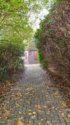 Zuwegung vom Vorplatz zum Haus