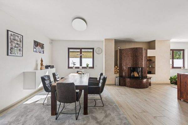 Essbereich mit Kamin