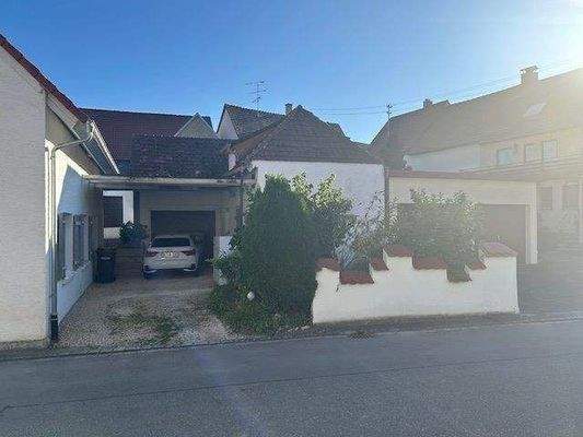 Blick zur Garage und Gartenanteil