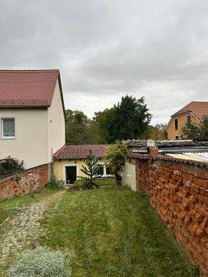 Garten mit Blick auf die Doppelgarage