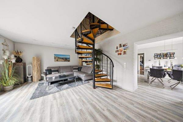 lichtdurchflutetes Wohnzimmer