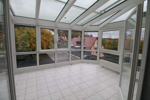 Blick vom Wohnzimmer in den großen Wintergarten.JPG