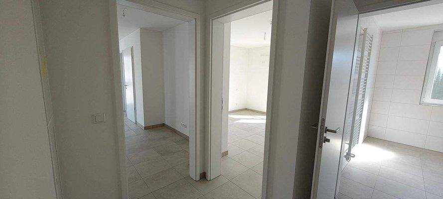 Flur zu Wohnen, Schlafen, Bad