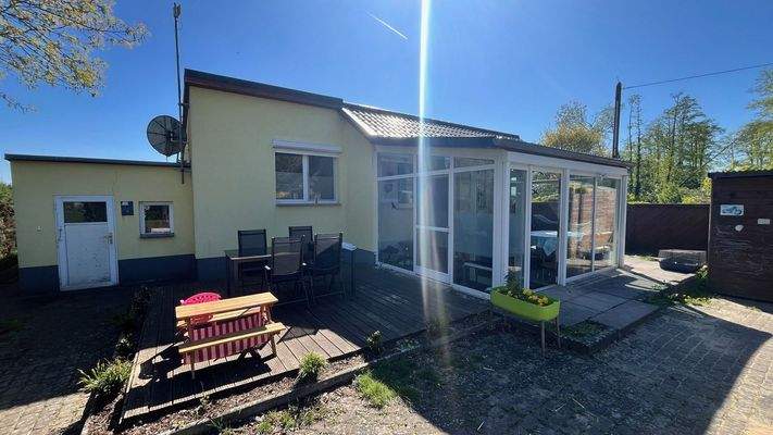 Hausansicht mit Wintergarten