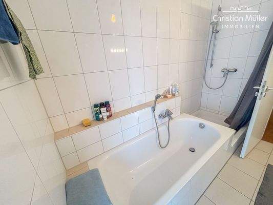 Bedezimmer mit Badewanne und Dusche 