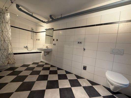 Badezimmer mit WaMa-Anschluss im OG