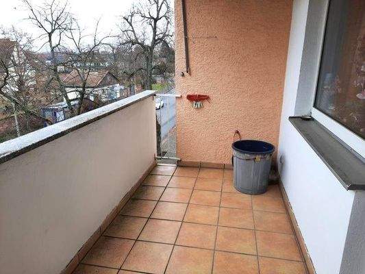 Gemütliche Loggia mit Markise