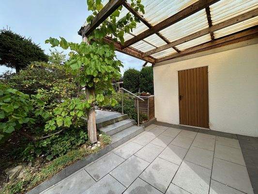 Eingang zum Geräteschuppen / Werkraum neben den Garagen