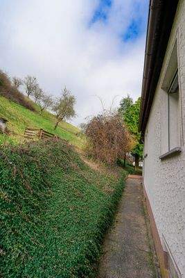 Gartenzugang hinter dem Wohnhaus