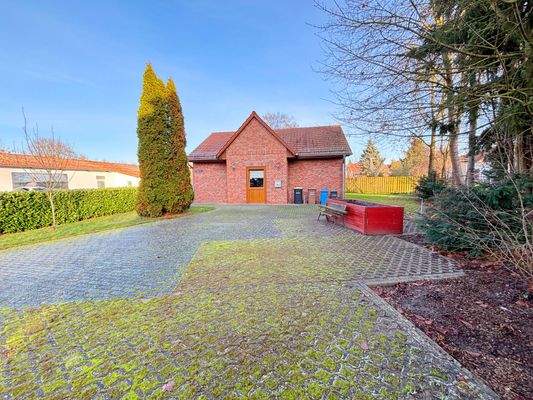 Hausfront + Parkplatz