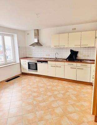 Große Küche mit Einbauküche