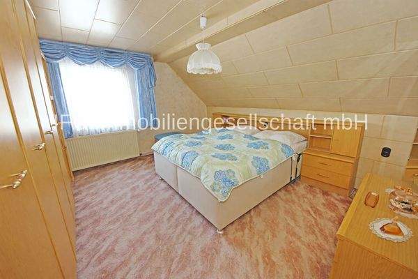 Gästezimmer mit WC und Waschbecken im DG