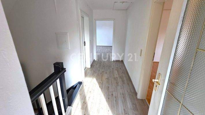 Flur im OG mit Zugang zun den Räumen