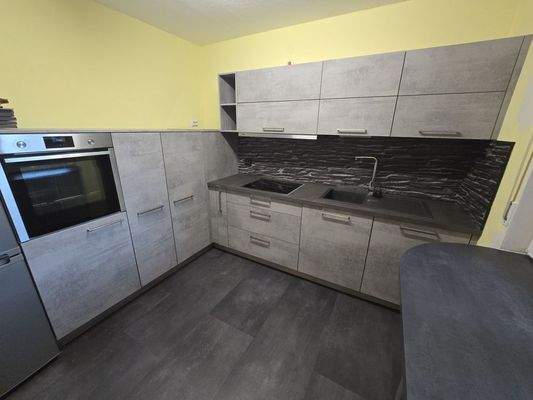 Küche mit Einbauküche