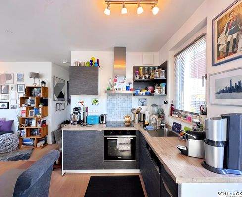 Einbauküche mit Fenster zur Terrasse.