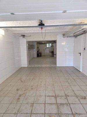 Blick in die lange Garage