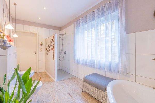 Badezimmer mit Dusche und Badewanne