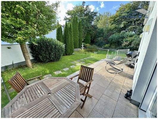 Schöne Terrasse mit Gartenblick