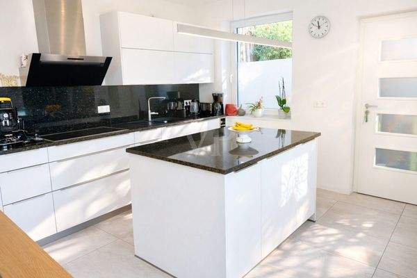 Helle moderne Küche EG