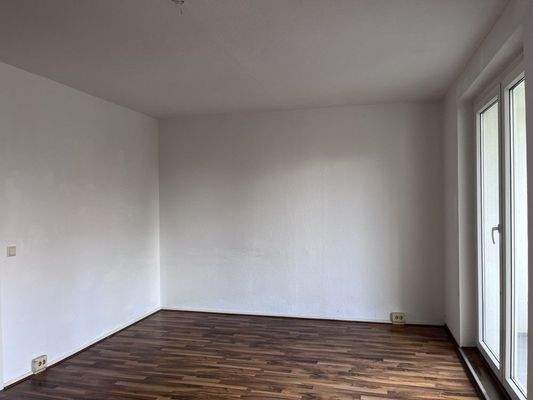 Wohnzimmer mit Balkon