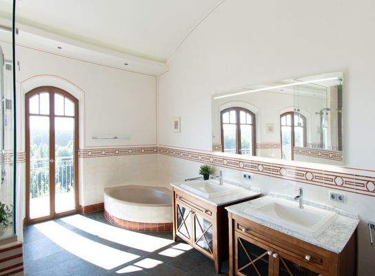 Hauptbad mit Badewanne und Dusche