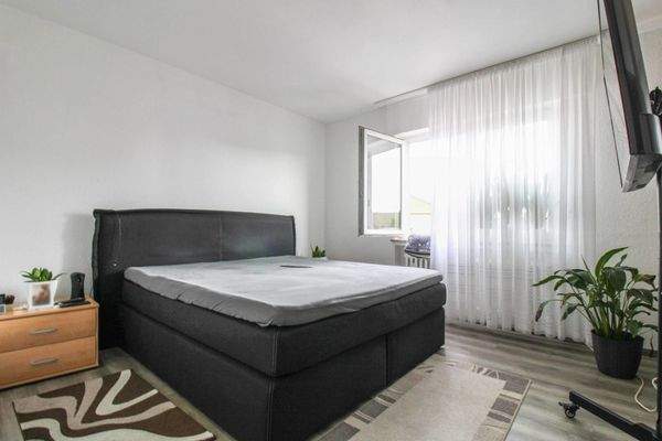 Schlafzimmer 1 renoviert