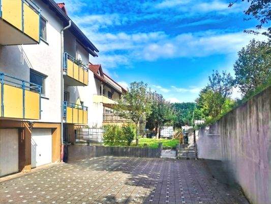 Rückansicht mit Stellplätzen