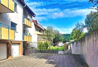 Rückansicht mit Stellplätzen