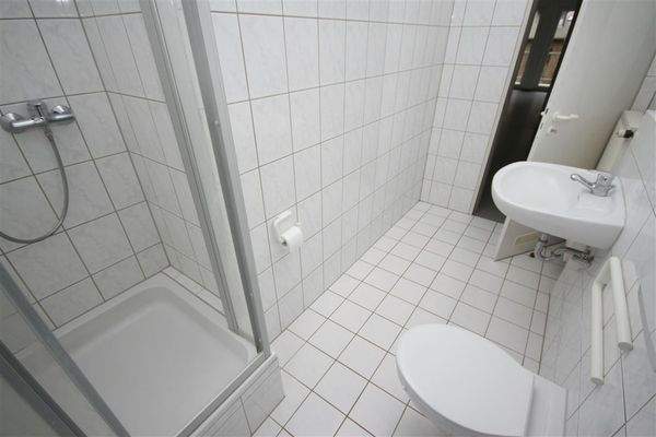 Dusche/WC (Bauartgleiche Musterabbildung)