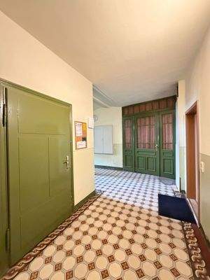 Flur mit grünen Türen