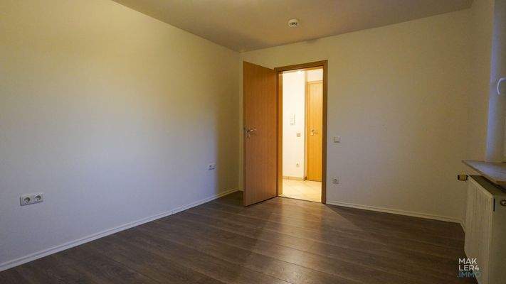 Schlafzimmer mit Zugang zum Flur
