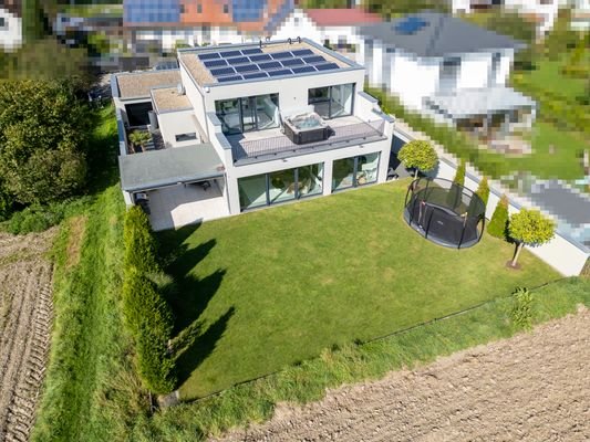 Hausansicht mit Gartenfläche