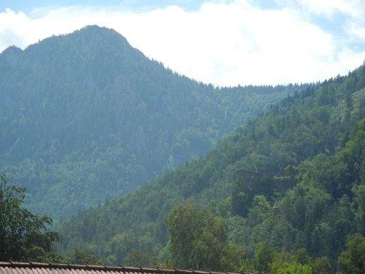 Blick in die Berge und auf die Ruine Scharnstein