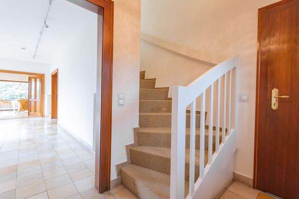 Treppenaufgang & Gäste WC 