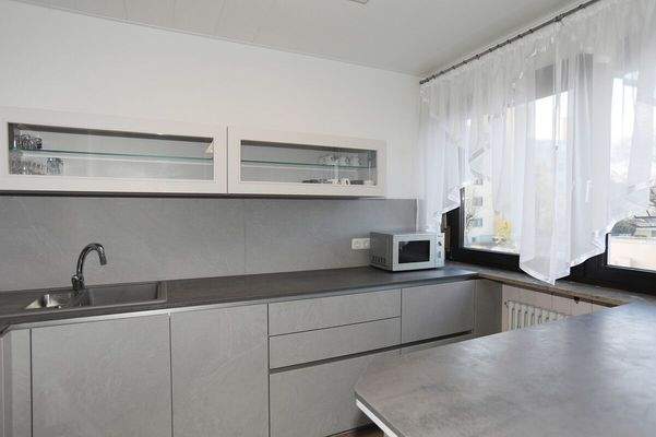 Küche mit Einbauküche