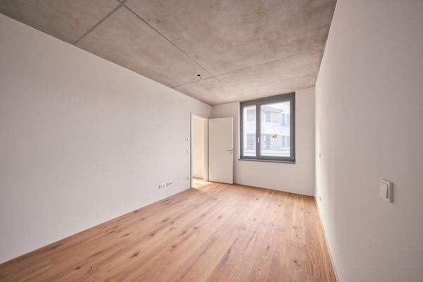 Schlafzimmer mit Blick zum Fenster - HERDERGÄRTEN 3.2.5