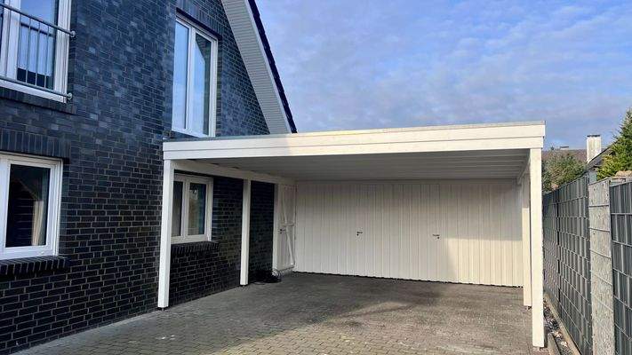 Carport und PKW-Stellplatz