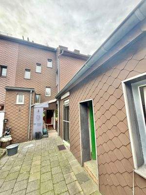 Hausrückseite mit Terrasse