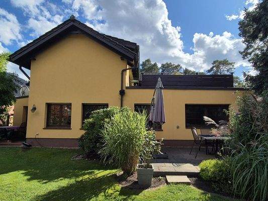 Seitenansicht mit Terrasse