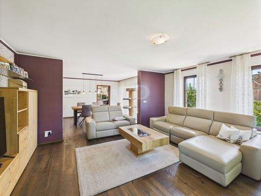 Wohnzimmer mit Durchgang zur Küche