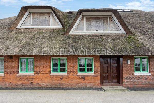 Westansicht des Hauses mit Eingangsbereich